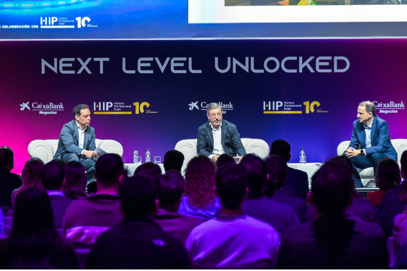 Horeca Professional Expo a Bologna: relatori sul palco NEXT LEVEL UNLOCKED davanti al pubblico del Congresso Hospitality 4.0.