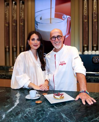 Nespresso e bakery: uomo e donna sorridenti al bancone con caffè e dolce, per il caffè out of home.