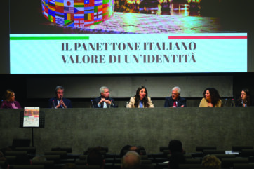 Tavola rotonda sul Panettone italiano: relatori e schermo con il Manifesto tra filiera e innovazione.