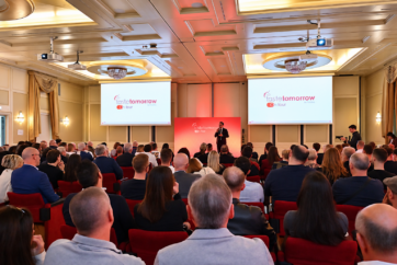 Pubblico e relatore alla conferenza Puratos Taste Tomorrow On Tour a Verona, con schermi proiettori.