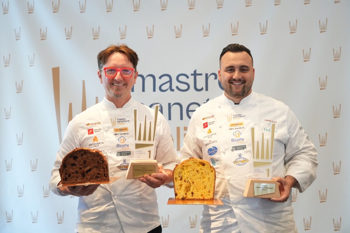 Roberto Moreschi e Roberto Catelli in divisa da pasticceri presentano panettoni artigianali al Master Pastry