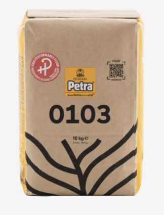 Sacco di farina Petra Quaglia 0103 da 10 kg, ideale per Bauletto al cacao e lievitati da colazione.
