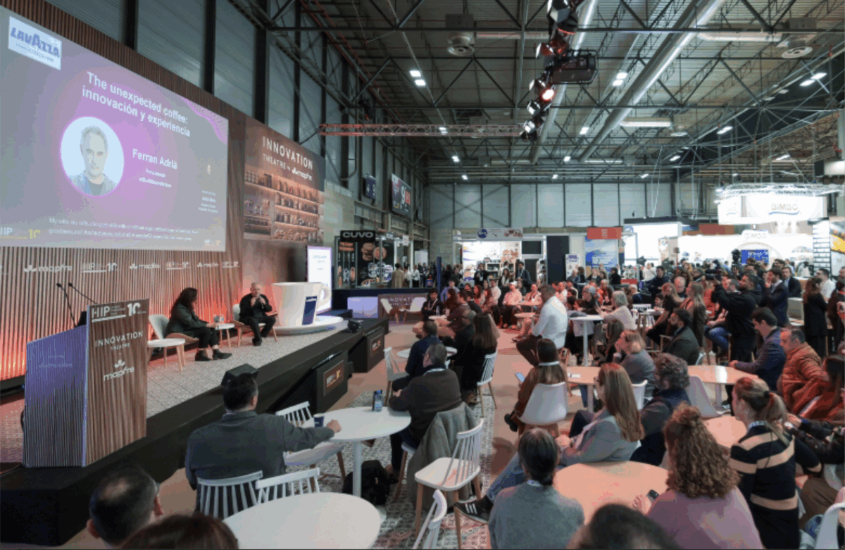 Horeca Professional Expo a Bologna: pubblico e relatori durante un incontro sulle nuove tendenze del settore Horeca.