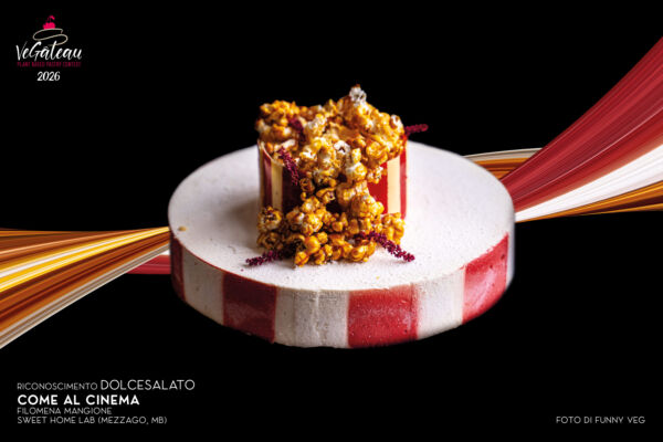 Torta-pizza di Marco Merola, vincitrice del riconoscimento Dolcesalato a Vegâteau 2026: dolce innovativo con popcorn.