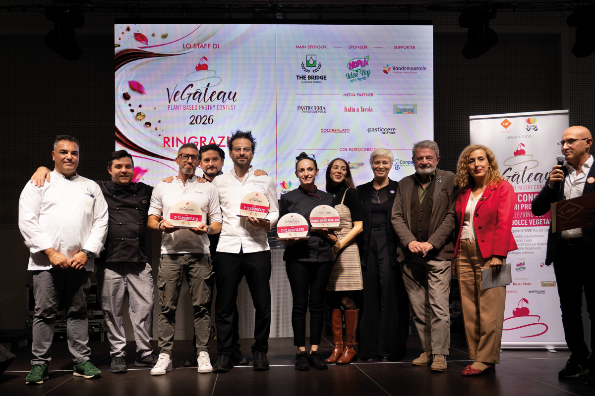 Vegâteau 2026: Marco Cesare Merola e i vincitori sul palco con la torta-pizza premiata