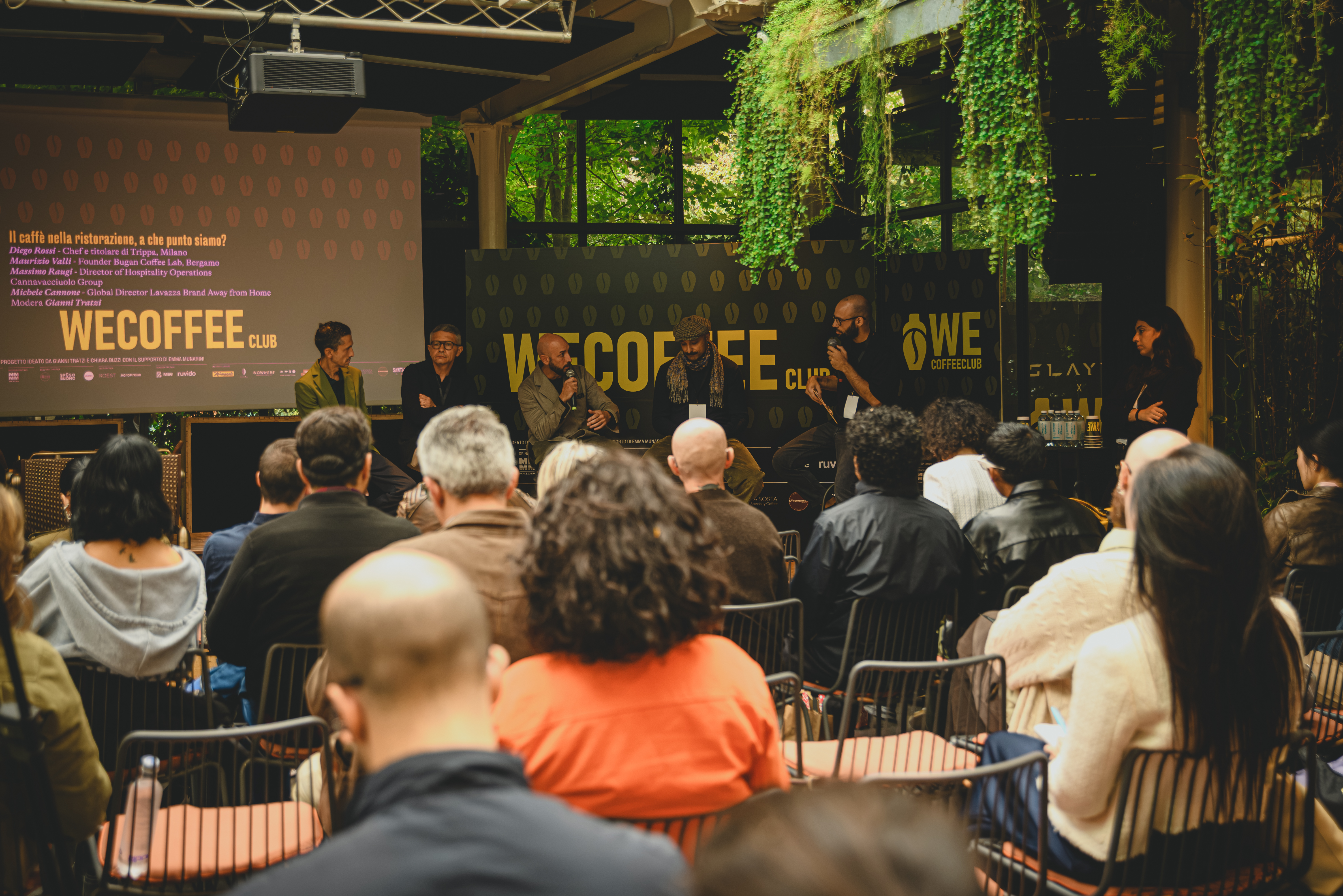Relatori sul palco WeCoffee Club 2026 discutono lo stato del caffè tra Italia ed estero davanti al pubblico