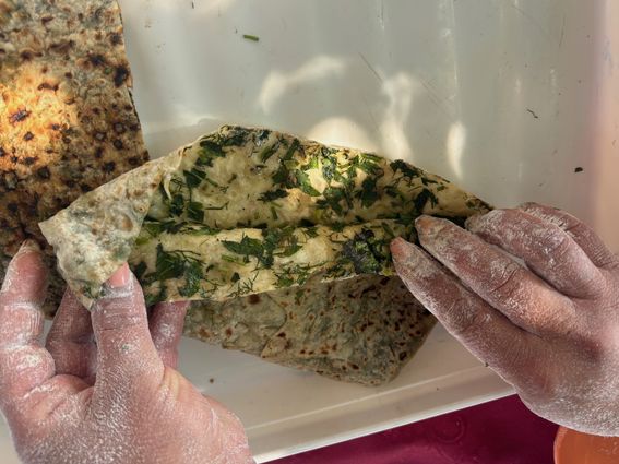 Mani infarinate aprono il Zhingyalov Hats, pane arm
eno con erbe spontanee, Patrimonio Unesco.