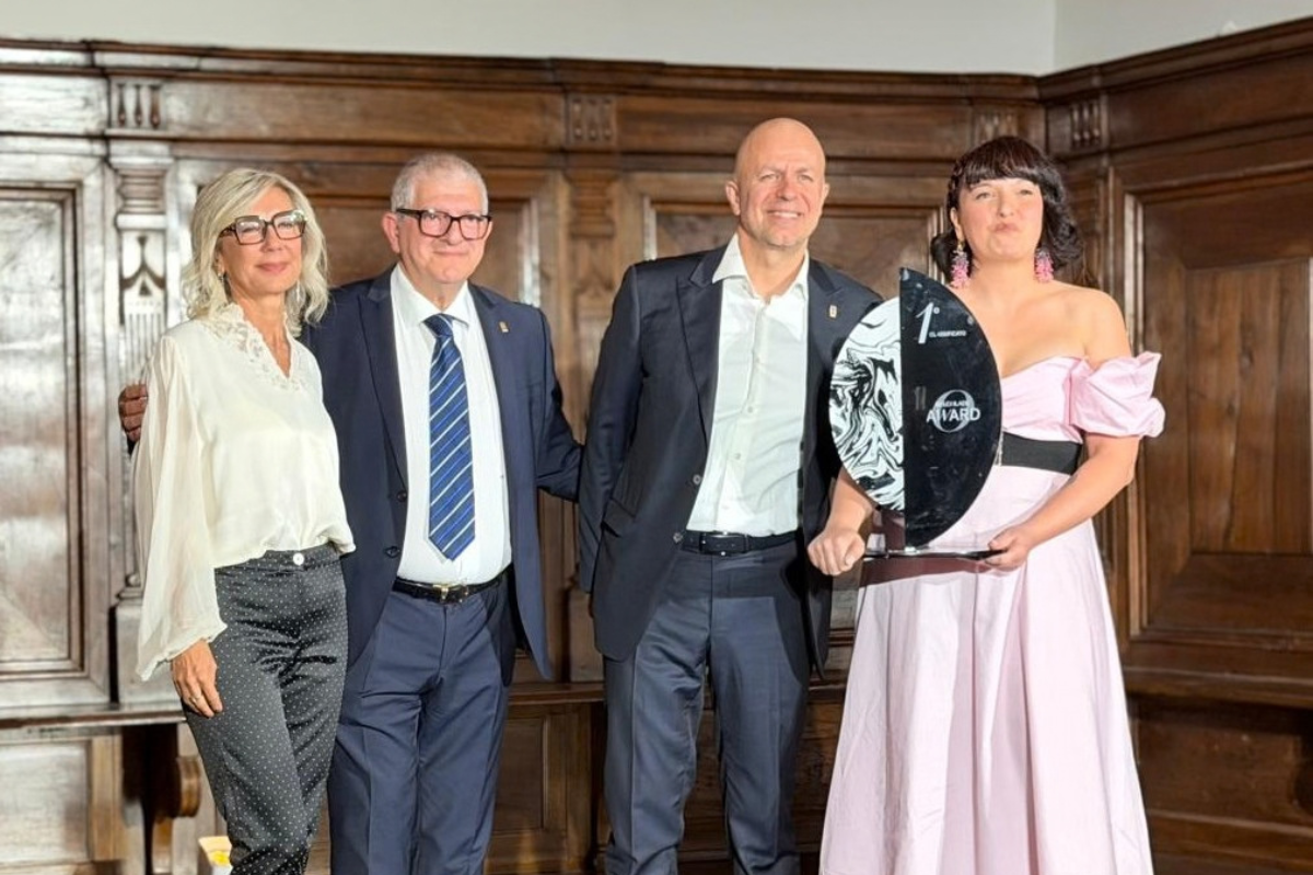 Premiazione Belcolade Award 2026: Francesca Caon con il trofeo accanto a tre colleghi in posa sorridente.