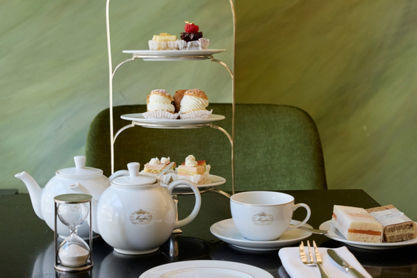 Colazione Marchesi 1824 con teiera, tazza e alzatina di pasticcini: la Miglior Colazione secondo Falstaff Bar Guide.