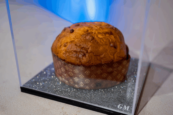 Panettone artigianale di Giuseppe Manilia in teca di vetro, Dessert Couture in passerella
