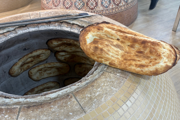 Pane lavash armeno cotto nel forno tonir, Patrimonio Unesco e tradizione delle erbe spontanee.