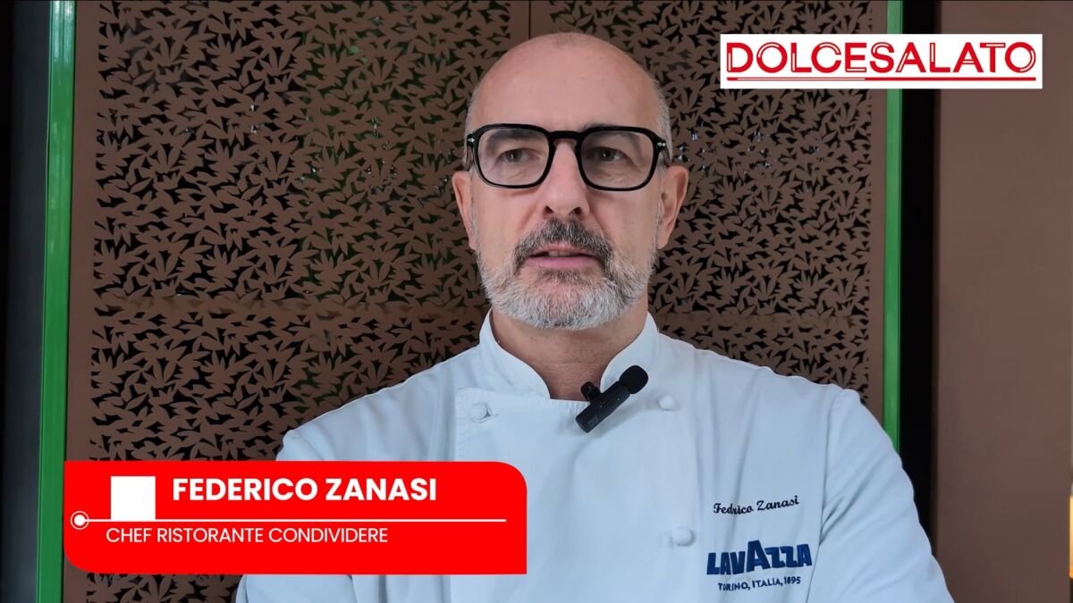 Ritratto del chef Federico Zanasi con giacca bianca e occhiali, logo Dolcesalato e scritta Chef Ristorante Condividere.