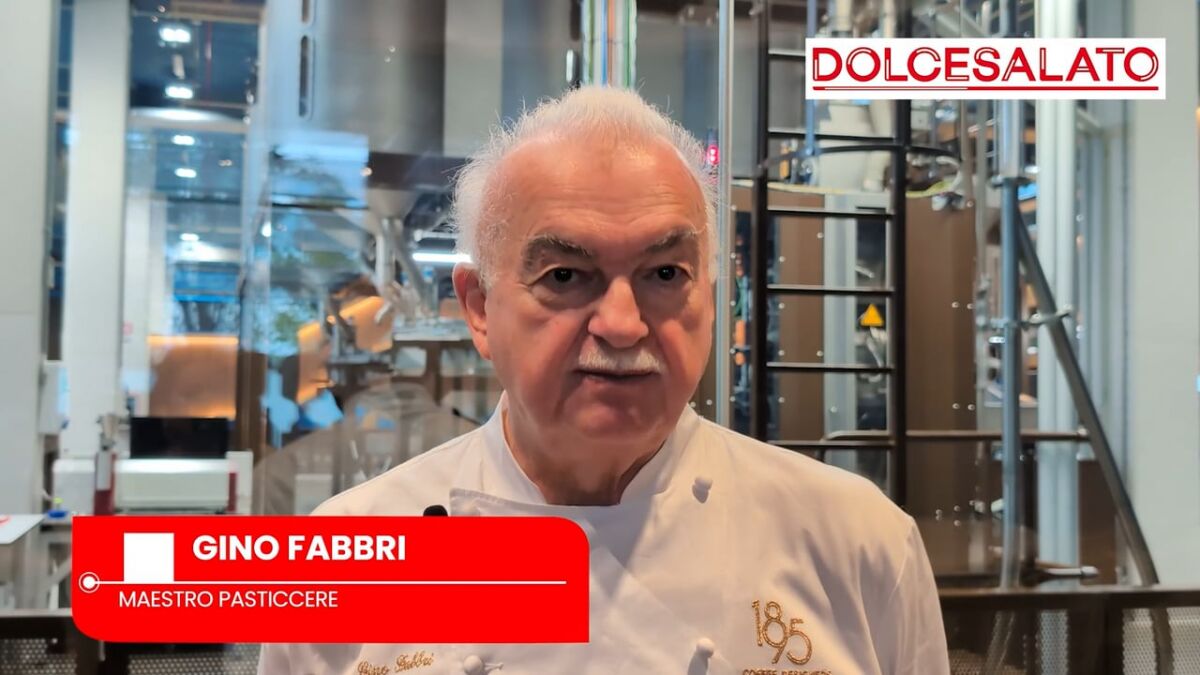 Gino Fabbri, maestro pasticcere, in camice bianco nel laboratorio Dolcesalato per la preparazione dei dolci