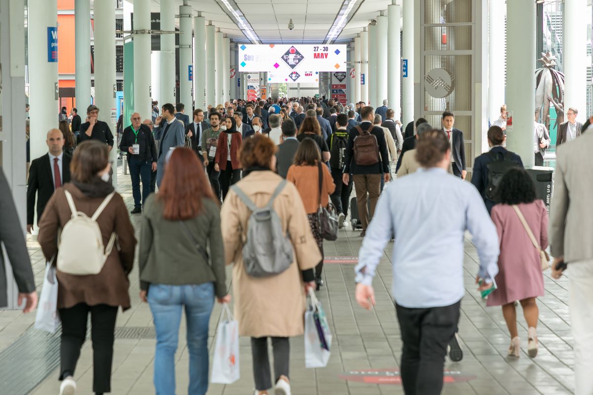 Folla a Ipack-Ima: fiera packaging, tecnologia e sostenibilità. Visitatori tra stand e innovazioni imballaggio.