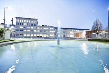 Sede del Gruppo Sofidel. Architettura aziendale con fontana. Impegno climatico e sostenibilità.