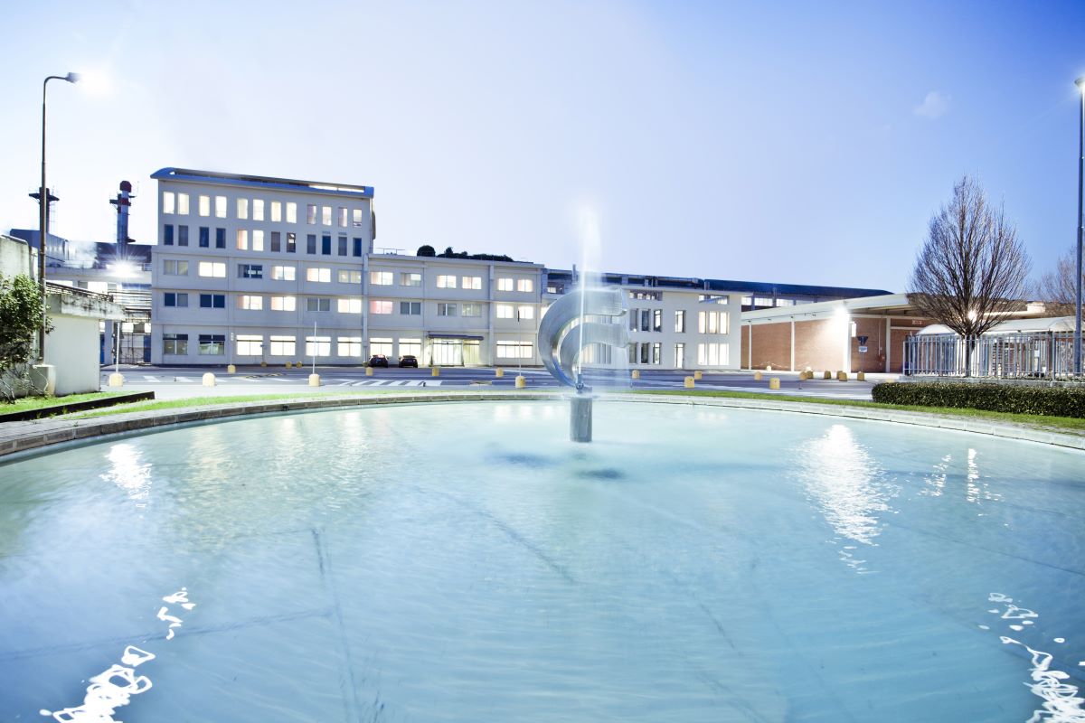 Sede del Gruppo Sofidel. Architettura aziendale con fontana. Impegno climatico e sostenibilità.