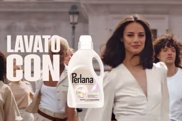 Perlana amplia la gamma, nasce un detersivo per capi “chiari e bianchi”