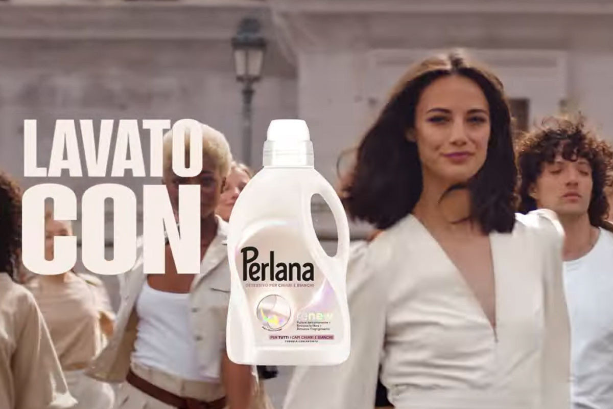 Perlana amplia la gamma, nasce un detersivo per capi “chiari e bianchi”