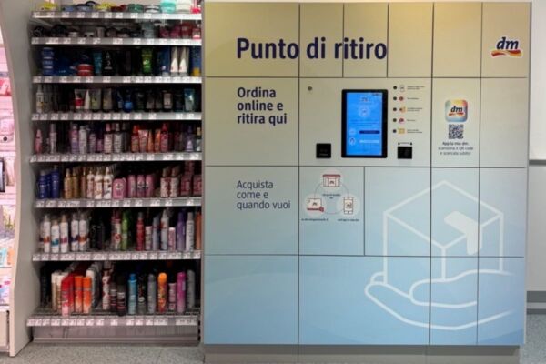 Punto di ritiro DM: locker per ritiro acquisti online. Prodotti bellezza e cura persona sugli scaffali.