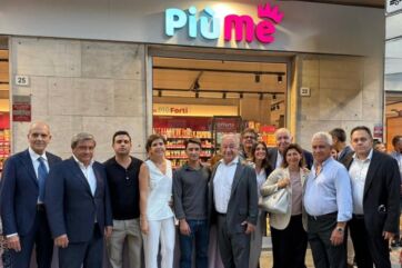 Apertura PiùMe a Palermo. Inaugurazione negozio, gruppo di persone davanti all'insegna PiùMe. Sicilia, Sud Italia.