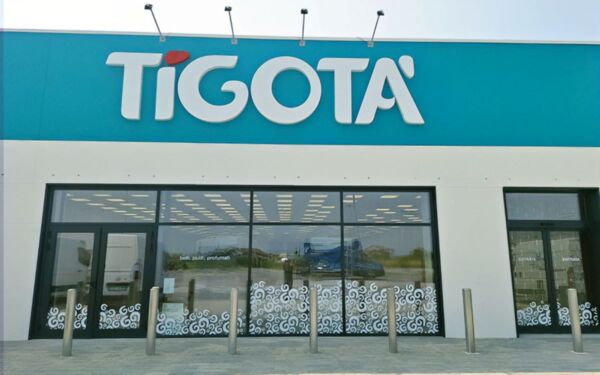 Facciata negozio Tigotà. Nuovo look per la catena di profumerie e cura della persona.