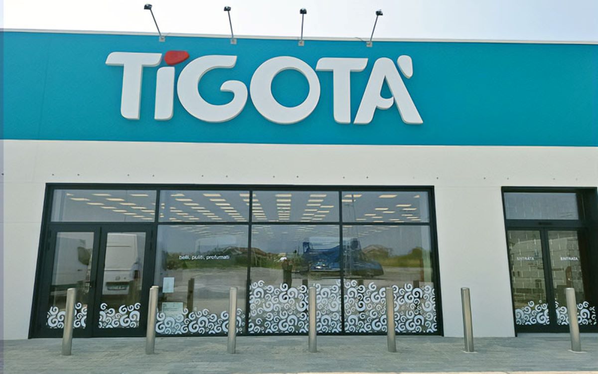 Facciata negozio Tigotà. Nuovo look per la catena di profumerie e cura della persona.