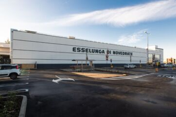 Nuovo supermercato Esselunga di Novedrate. Facciata esterna con parcheggio e carrelli.