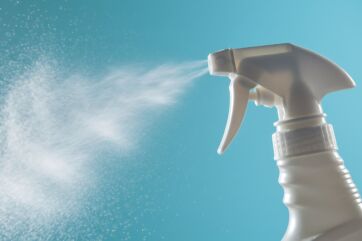 Spray per pulizia casa. Detergente spray per superfici. Prodotti per pulire la casa.