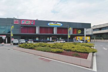 Nuovo store Risparmio Casa in Valle d'Aosta. Facciata negozio con insegne Risparmio Casa e Toys Center. Offerte e convenienza per la casa.