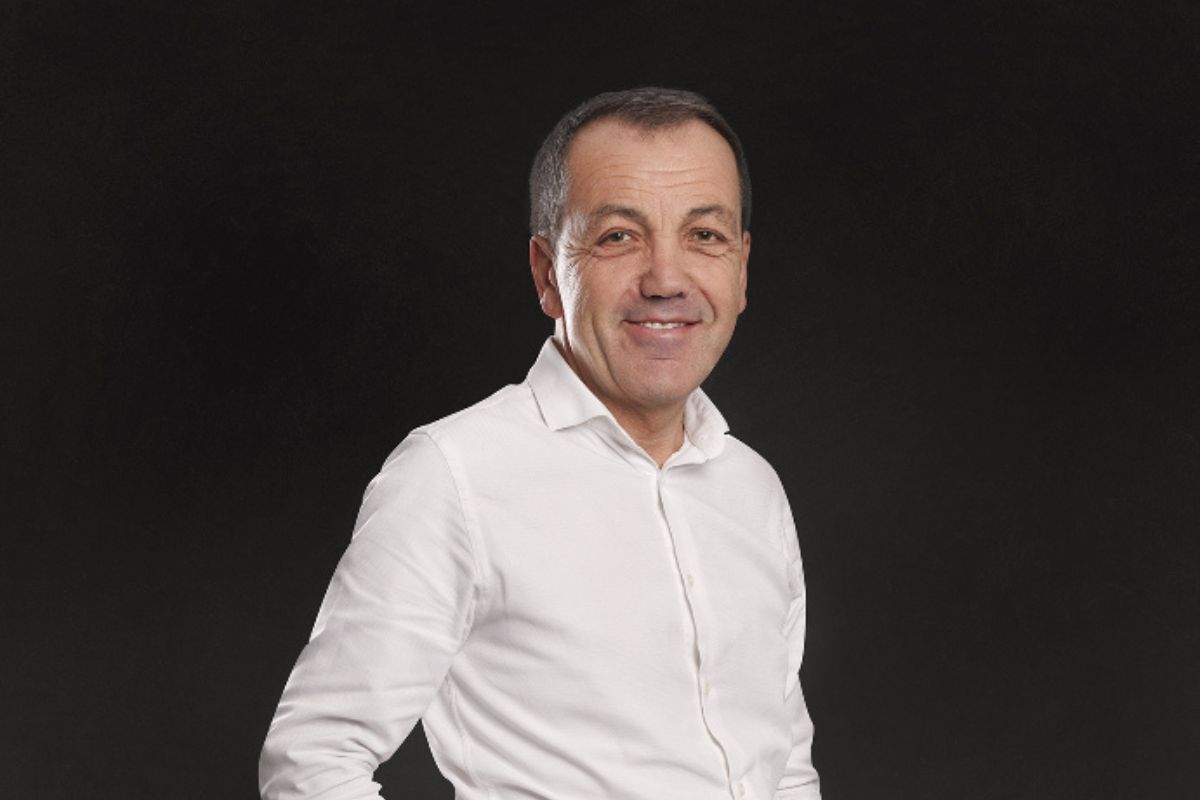 Ritratto di Romeo Scaccabarozzi. Esperto di retail e condivisione dati. Sorriso aperto, camicia bianca.