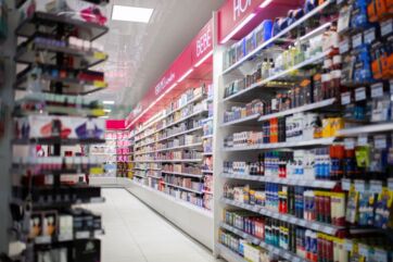 Interno negozio Acqua & Sapone: scaffali con prodotti di bellezza e cura della persona.