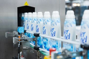 Linea di produzione Henkel Homecare. Flaconi Verner su nastro trasportatore.