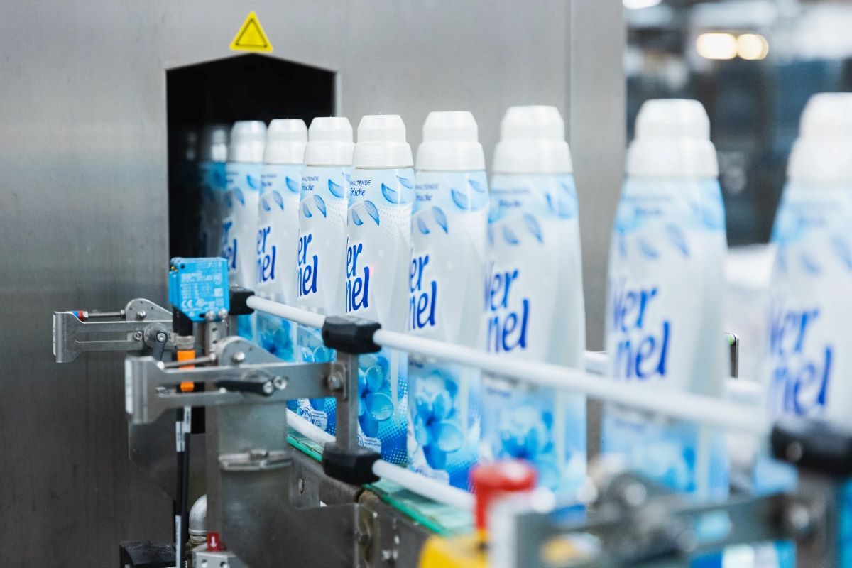 Linea di produzione Henkel Homecare. Flaconi Verner su nastro trasportatore.