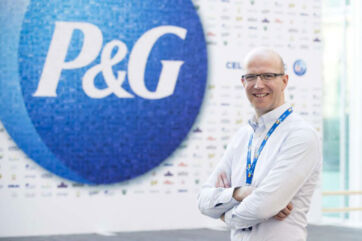 Peter Beets, nuovo CEO di Procter & Gamble Italia. Logo P&G sullo sfondo.