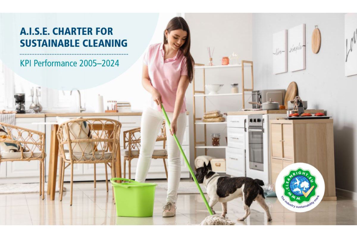 Donna pulisce pavimento con mocio. Pulizia sostenibile A.I.S.E., casa, cane, secchio verde.