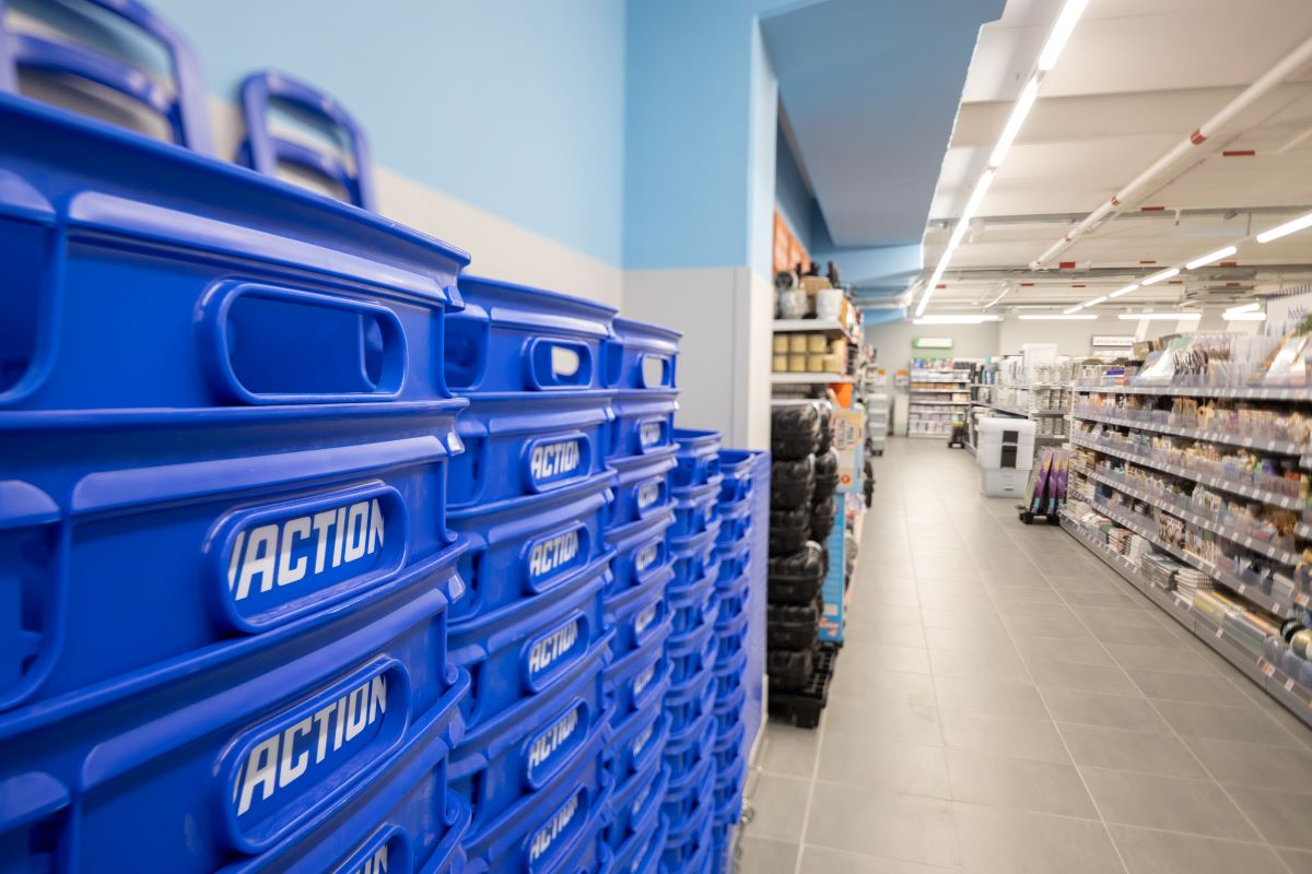 Scaffali e contenitori blu Action. Shopping nel negozio Action, offerte e prodotti convenienti.