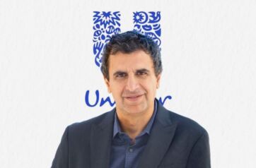 Nitin Paranjpe, CEO Unilever, sullo sfondo il logo Unilever. Premiumisation, wellbeing e mercati chiave.