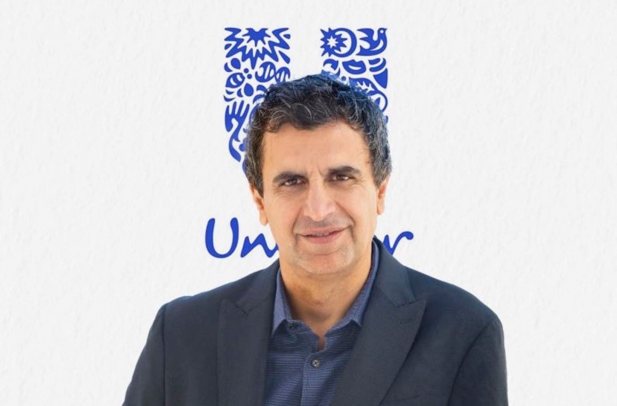 Nitin Paranjpe, CEO Unilever, sullo sfondo il logo Unilever. Premiumisation, wellbeing e mercati chiave.