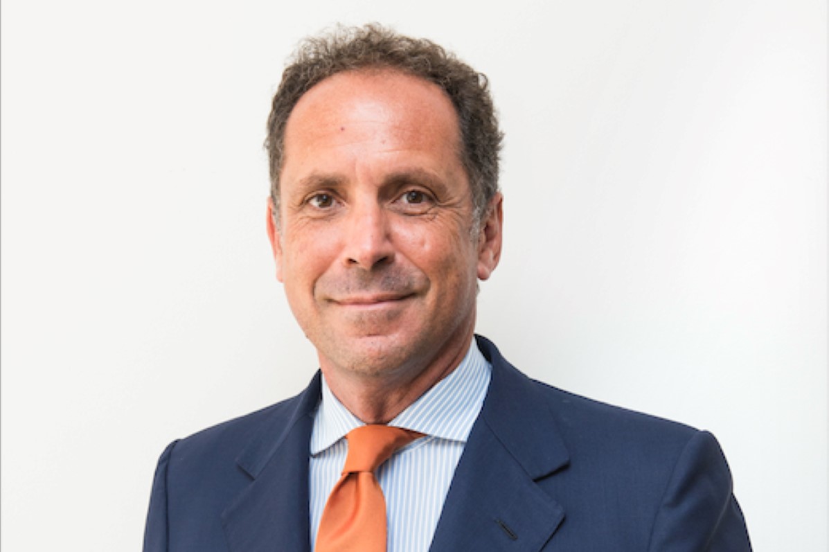 Saverio Silva, Gruppo Desa premiato ai China Awards. Ritratto in giacca e cravatta.