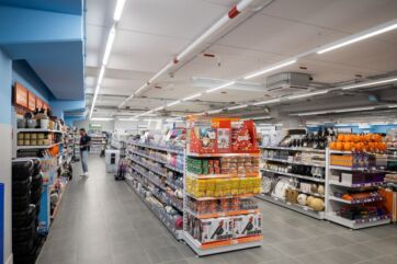 Interno del negozio Action di Jesolo. Scaffali pieni di prodotti vari. Shopping conveniente.