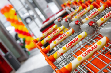 Carrelli Conad a Torino. Dettaglio manici con logo Conad. Acquisti drugstore Conad Nord Ovest.