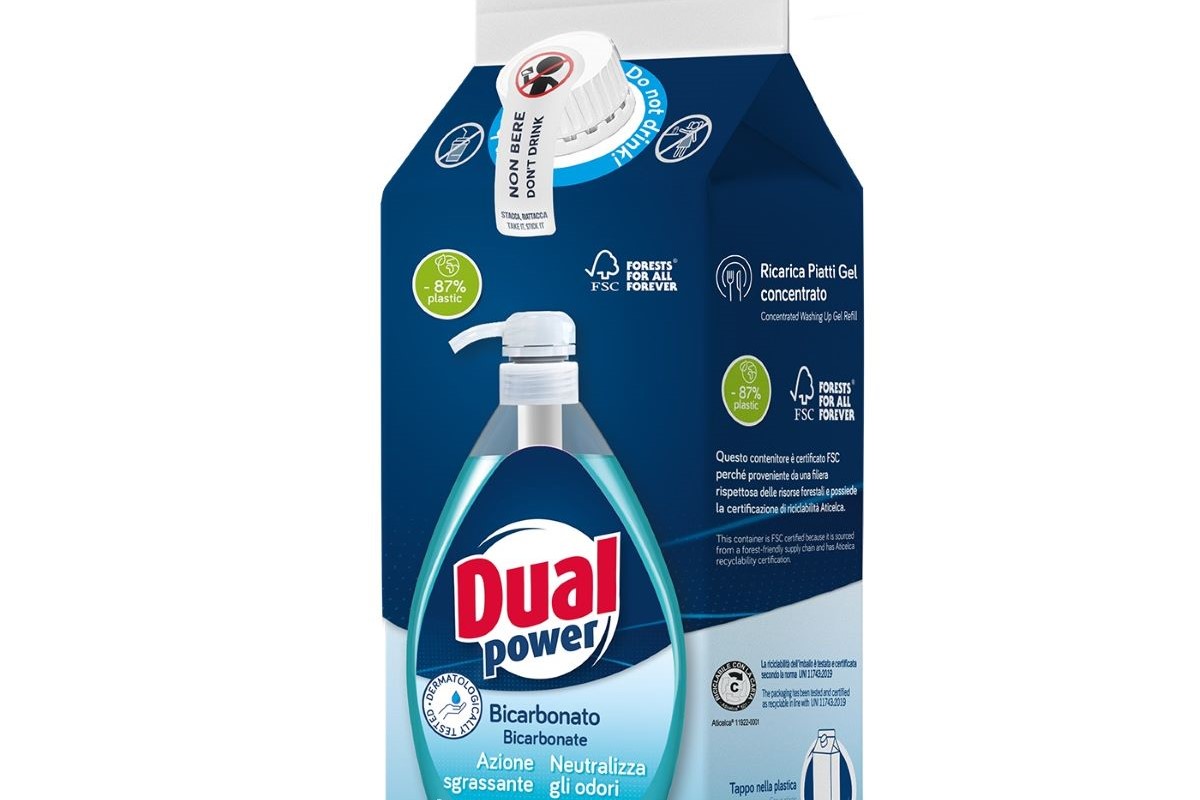 Packaging sostenibile Dual Power: ricarica detersivo piatti gel concentrato, -87% plastica. Innovazione Italchimica, premio ADI Design Award.