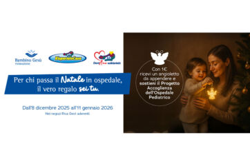 Risparmio Casa e Fondazione Bambino Gesù per Natale: madre e figlia con angioletto solidale.