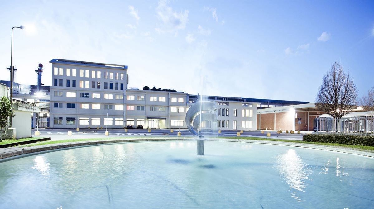 Sede Sofidel: edificio aziendale con fontana. Rating A- CDP su clima e foreste.