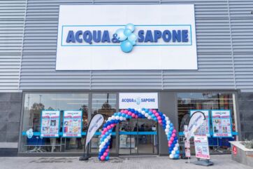 Facciata negozio Acqua & Sapone. Insegna, arco di palloncini colorati all'ingresso. Offerte e promozioni.