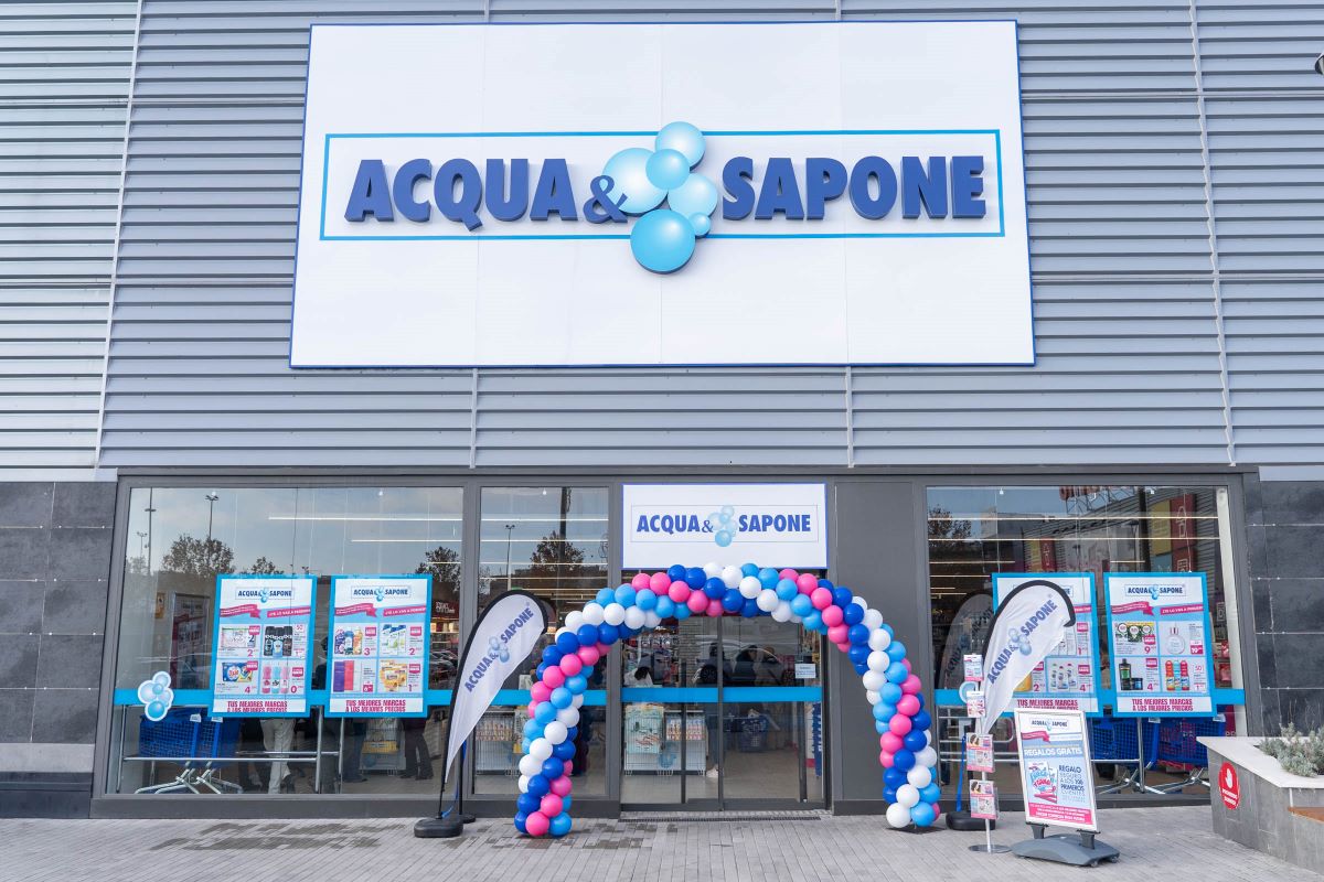 Facciata negozio Acqua & Sapone. Insegna, arco di palloncini colorati all'ingresso. Offerte e promozioni.