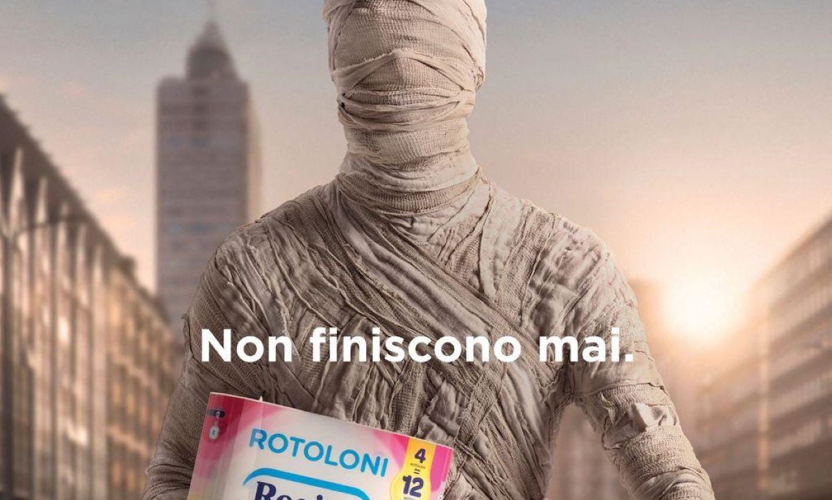 Mummia con Rotoloni Regina. Carta igienica Sofidel: qualità e sostenibilità per la tua casa.