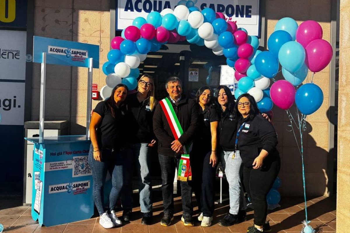 Inaugurazione Acqua & Sapone: team, sindaco con fascia tricolore e arco di palloncini colorati. Nuova apertura store.