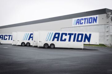 Action logistica Novara: rimorchi Action davanti al centro di distribuzione.