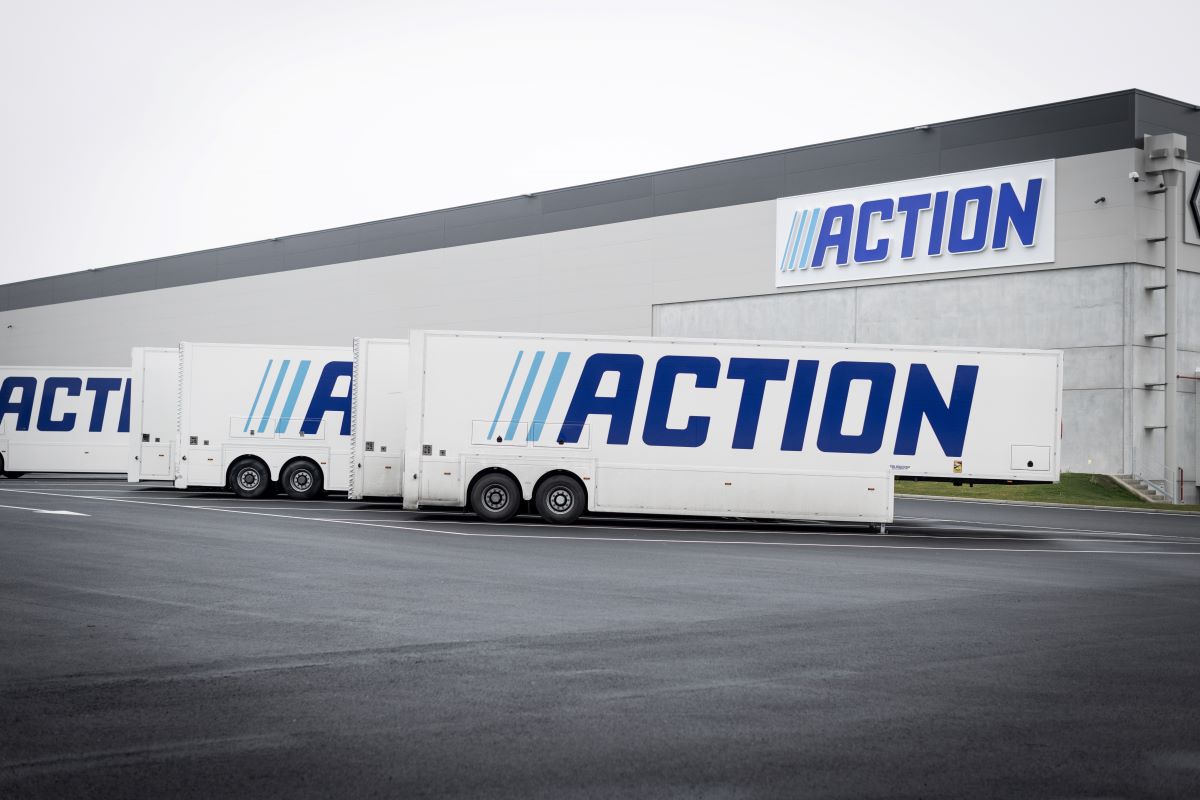 Action logistica Novara: rimorchi Action davanti al centro di distribuzione.